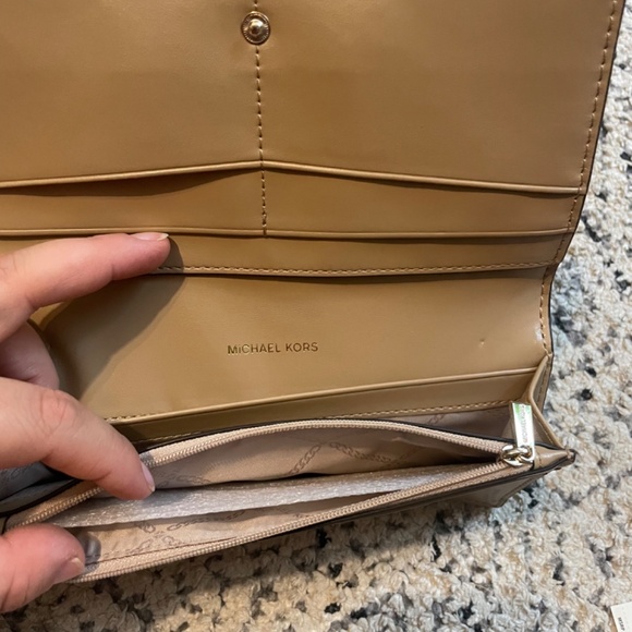 Michael Kors IZZY CAMEL LG SLIM WALLET LEATHER - Picture 5 of 7